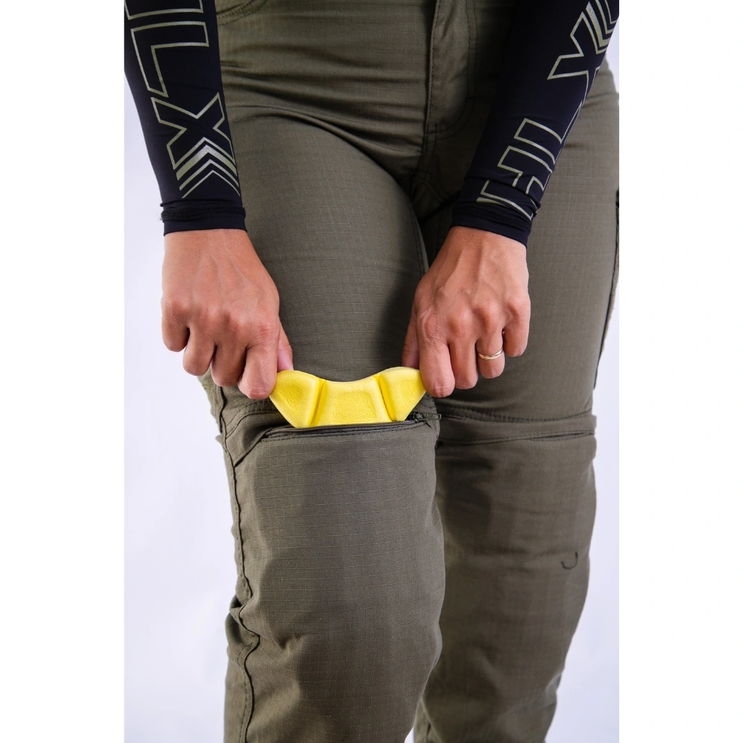 Calça Defender Adventure Feminina: acesso ao protetor de joelho