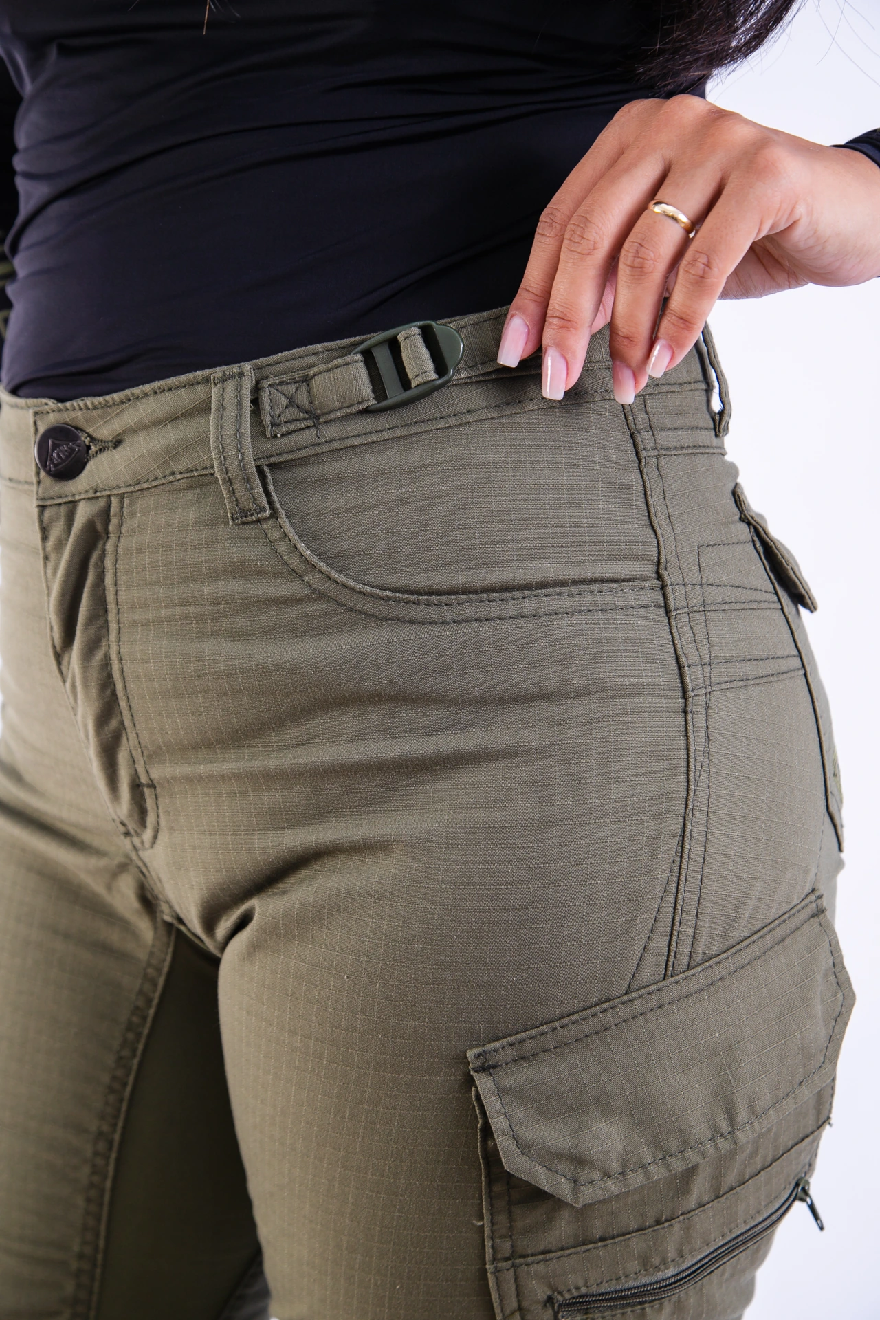 Calça Defender Adventure Feminina verde oliva: ajuste da cintura e detalhes do tecido