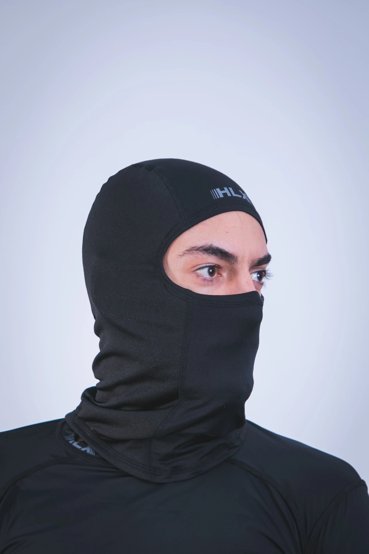 Balaclava Inverno HLX preta vestida, vista lateral