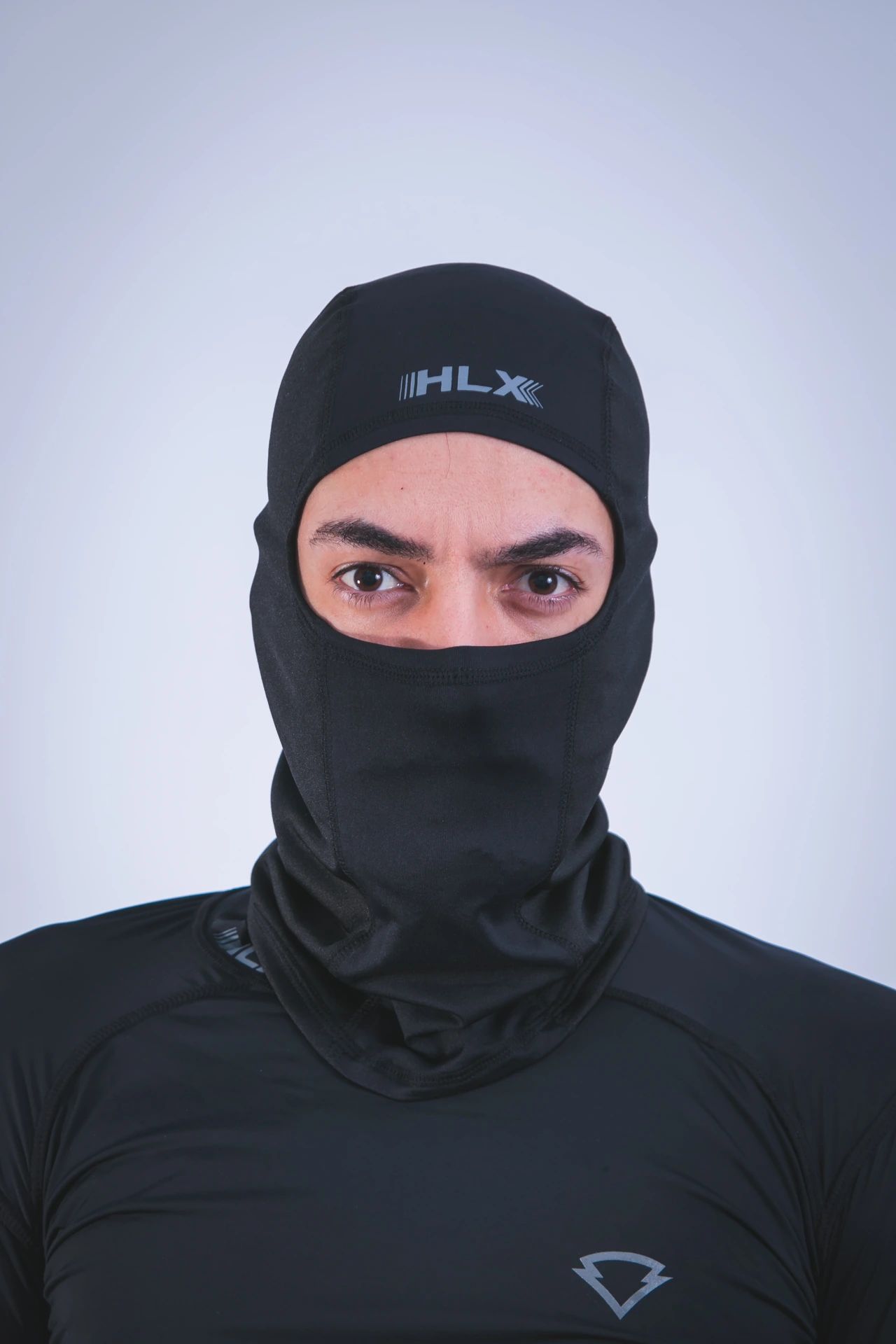 Balaclava Inverno HLX preta vestida, vista de frente