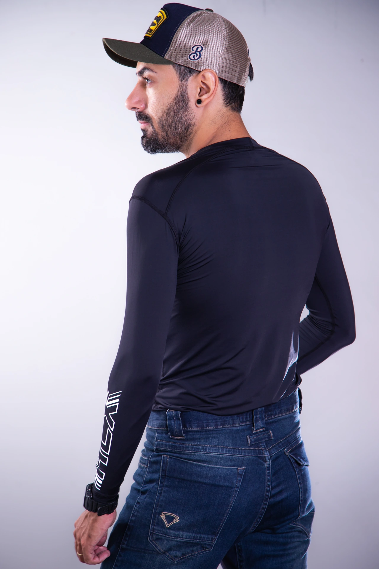 Blusa Segunda Pele HLX masculina preta vestida, vista de costas