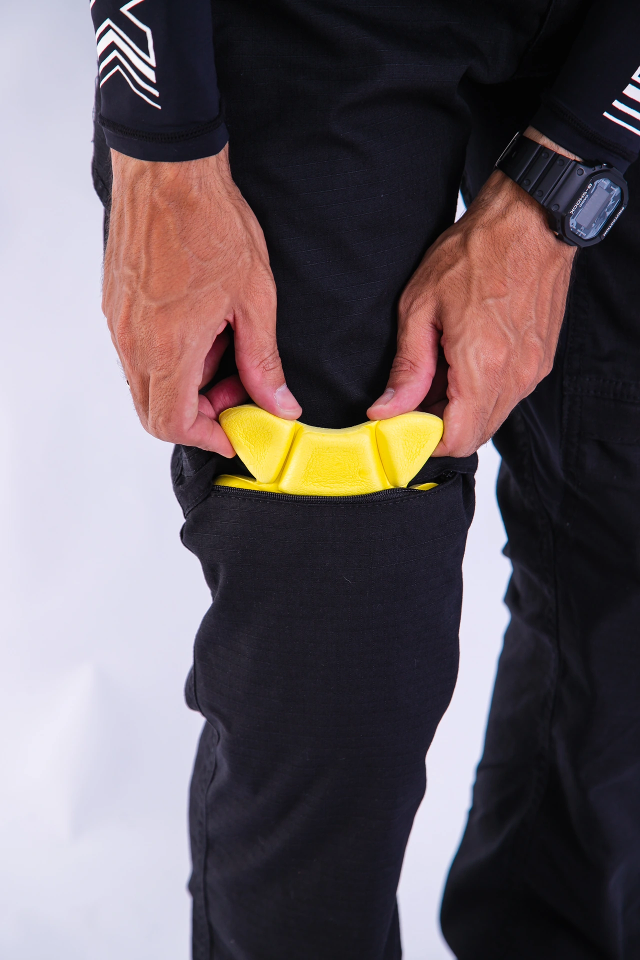 Calça Defender Black masculina: detalhe da abertura para o protetor de joelho