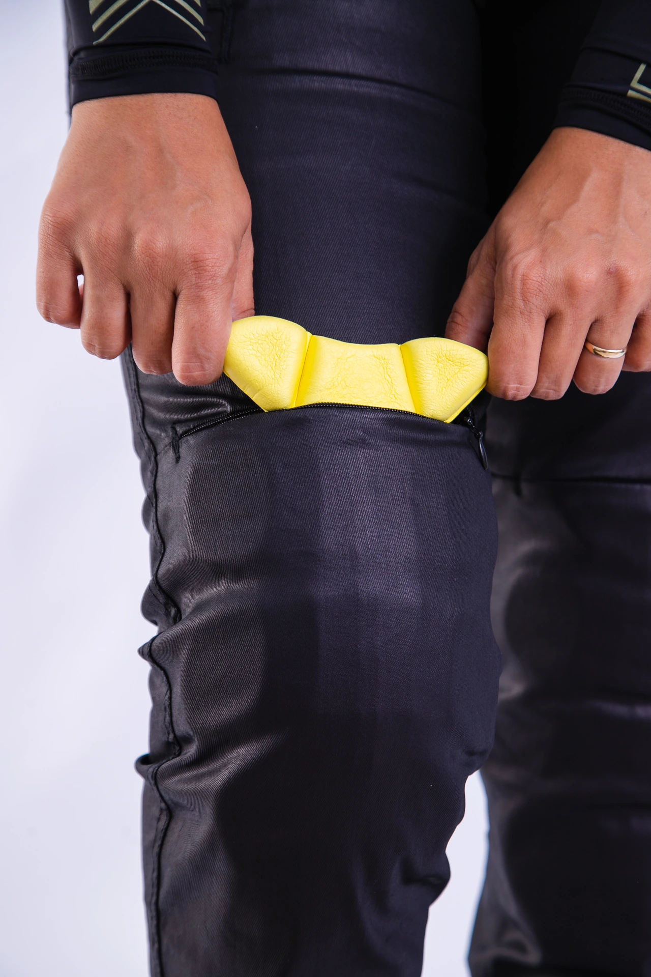 Calça Firenze Feminina: detalhe da abertura para o protetor de joelho