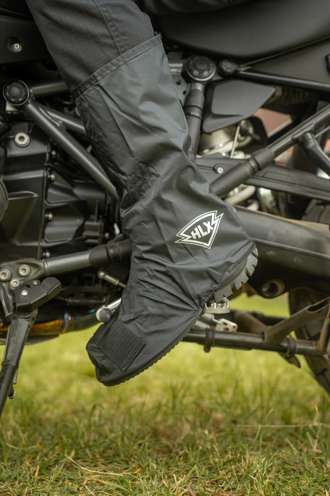 Boot Cover HLX vestida por cima da bota, na moto