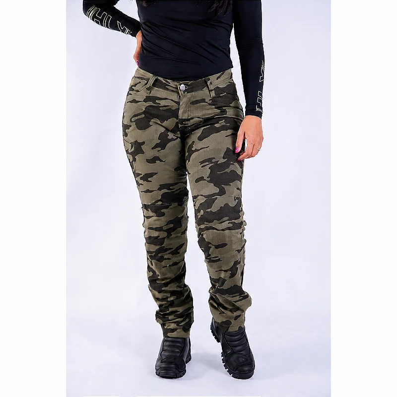 Motociclista com a Calça Camu Force Comfort Feminina Caqui da HLX