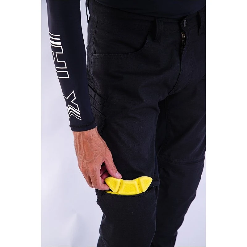 Motociclista com a Calça Defender Black da HLX