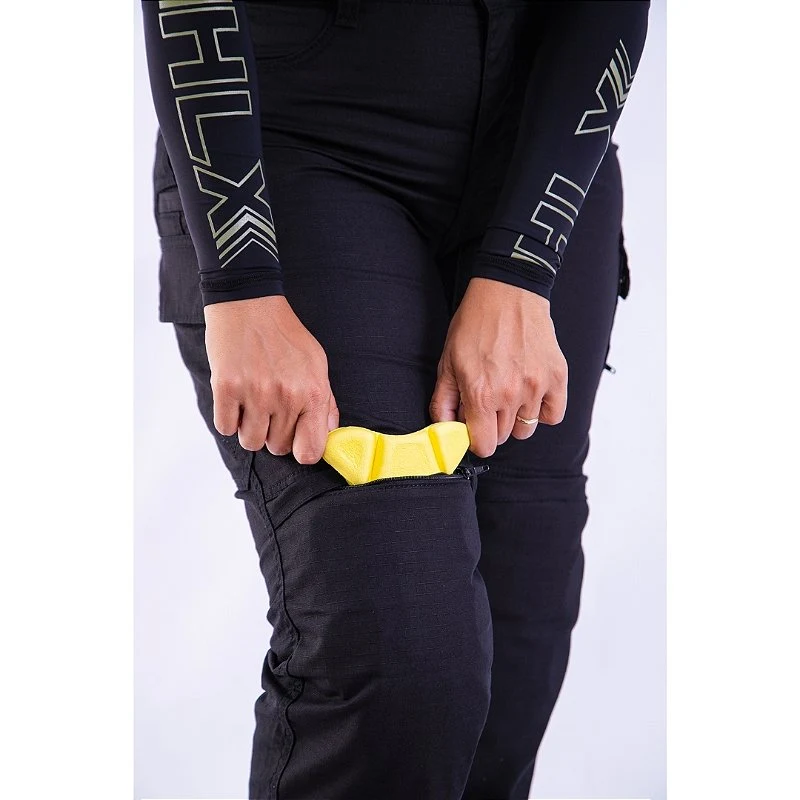 Motociclista com a Calça Defender Preta Feminina