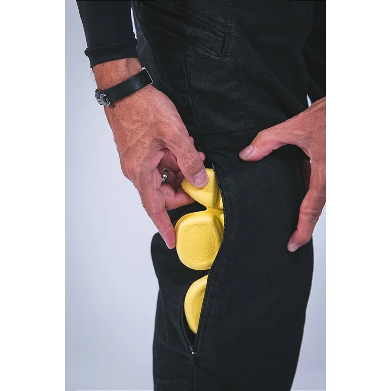 Motociclista com a Calça Mikonos Black da HLX