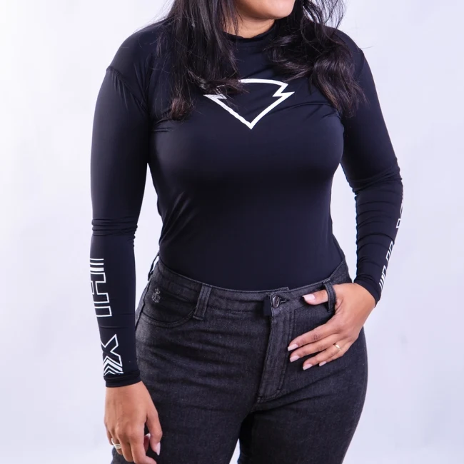 Motociclista com a Blusa Segunda Pele Feminina da HLX