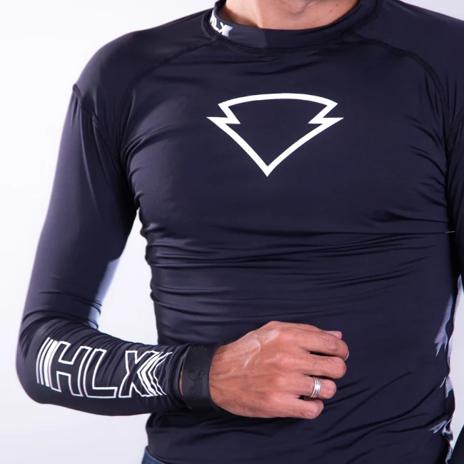 Motociclista com a Blusa Segunda Pele da HLX, na serra